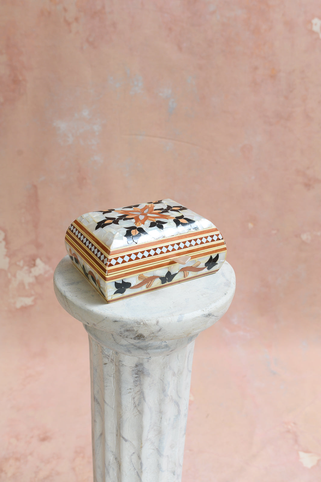 Damascus small keepsake box with white mother-of-pearl petal medallion