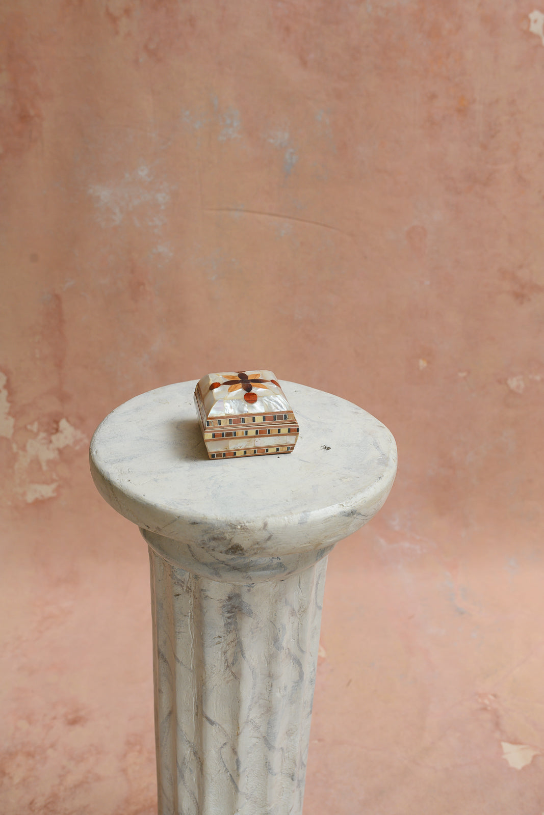 Damascus mother-of-pearl ring box with pinwheel flower inlay