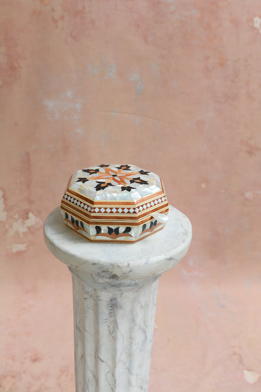 Damascus octagonal keepsake box with white mother-of-pearl and black horn star inlay