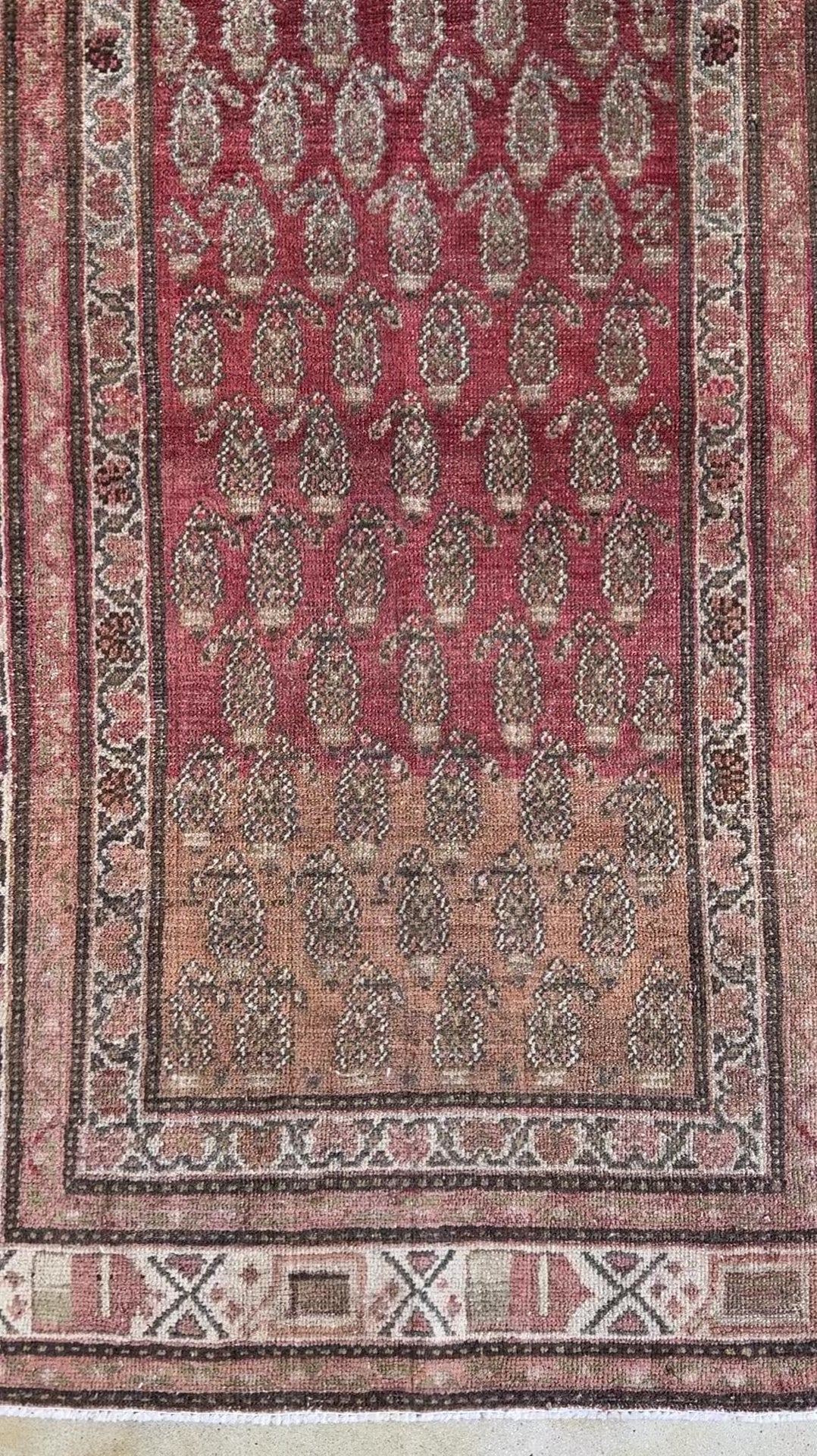 Load and play video in Gallery viewer, Alaan | 2&amp;#39;10 x 10&amp;#39;
